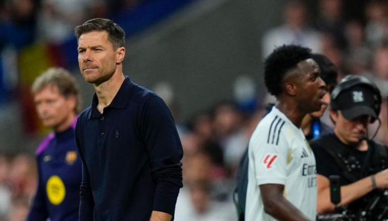 العلاقة منعدمة مع ألونسو.. فينيسيوس يهدد ريال مدريد