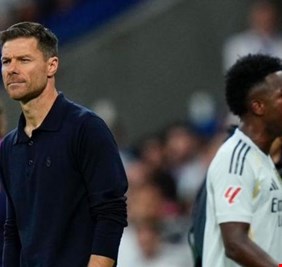 العلاقة منعدمة مع ألونسو.. فينيسيوس يهدد ريال مدريد