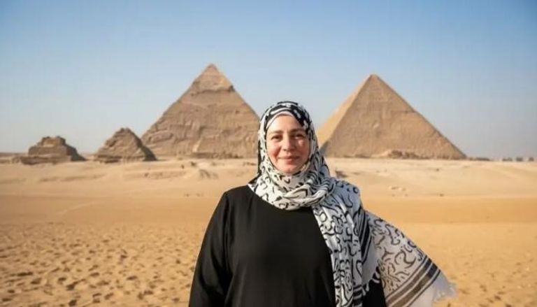 عبلة كامل أمام الأهرامات قبيل افتتاح المتحف المصري الكبير.. ما حقيقة الصورة؟