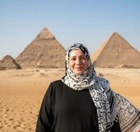 عبلة كامل أمام الأهرامات قبيل افتتاح المتحف المصري الكبير.. ما حقيقة الصورة؟