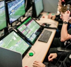 في استخدام الـ«VAR».. تحديث ثوري يطرق أبواب كرة القدم