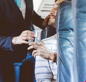 تأثير الدومينو .. لماذا تقدّم المضيفات الماء 