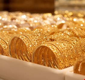 الذهب يرتفع ويتجه لتحقيق مكاسب شهرية