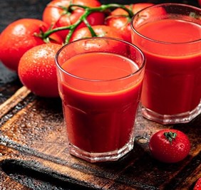 طبيبة: عصير الطماطم يحمي الرجال بعد الأربعين من أمراض القلب