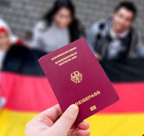 يشمل اللاجئين في ألمانيا.. جدل بشأن إلغاء قانون ازدواجية الجنسية