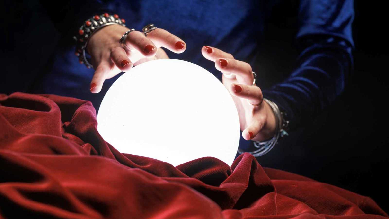 امرأة تتهم زوجها بالخيانة بعد استشارة عرافة 