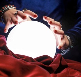 امرأة تتهم زوجها بالخيانة بعد استشارة عرافة 