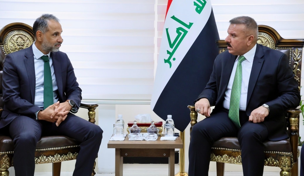 لبحث تعزيز التعاون المشترك، وزير الداخلية يلتقي السفير البريطاني لدى العراق
