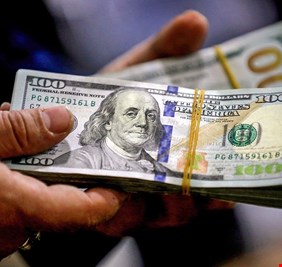 الدولار يهبط متأثراً بضعف في سوق العمل الأميركي