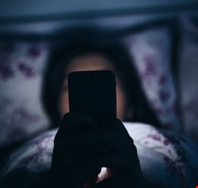 دراسة: لا علاقة مؤكدة بين تصفح الهاتف وقلة النوم