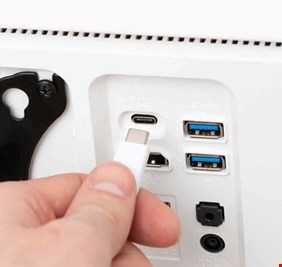 أخطاء شائعة عند استخدام منافذ USB في الشاشات