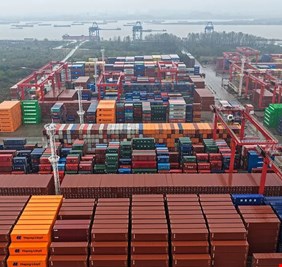 الصين تعلّق تحصيل الرسوم الخاصة بالموانئ على السفن الأمريكية لمدة عام