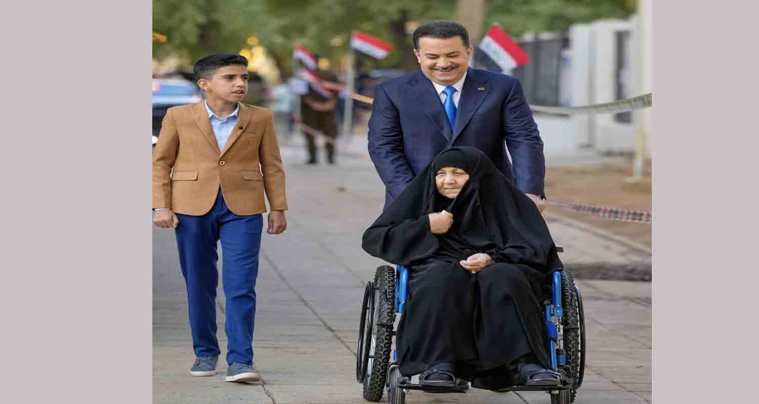 بالفيديو .. في مبادرة نبيلة.. رئيس الوزراء محمد شياع السوداني يرافق والدته إلى مراكز الاقتراع للإدلاء بصوتيهما