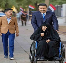 بالفيديو .. في مبادرة نبيلة.. رئيس الوزراء محمد شياع السوداني يرافق والدته إلى مراكز الاقتراع للإدلاء بصوتيهما