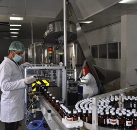 الحكومة تكشف خططاً لانشاء معامل صناعة أدوية محلية