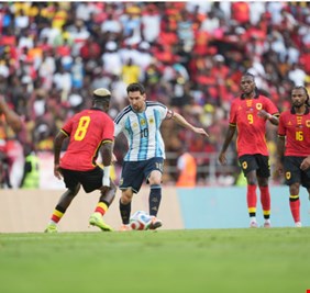 ميسي يقود الأرجنتين لانتزاع فوز مثير من أنغولا