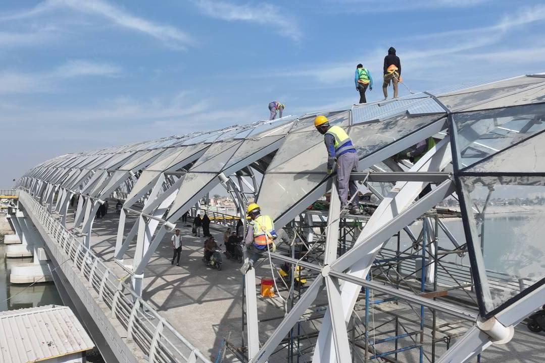 الإعمار تضع اللمسات الأخيرة لأعمال تغليف جسر الحرية في بغداد