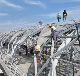 الإعمار تضع اللمسات الأخيرة لأعمال تغليف جسر الحرية في بغداد