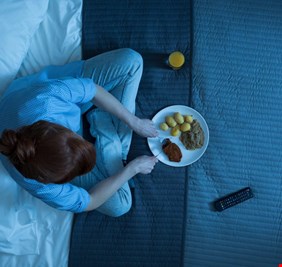 تناول الطعام ليلا؟.. إليك الطريقة الصحية