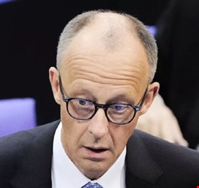 بلومبرغ: ميرتس يخاطر بفقدان منصبه جراء عجزه عن حل المشاكل الرئيسية في ألمانيا