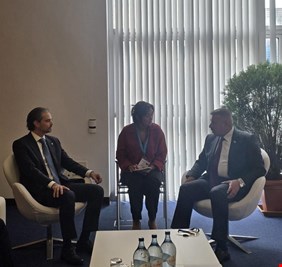 وزير الداخلية يلتقي الأمين العام للانتربول الدولي