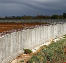 العراق يواصل بناء جدار كونكريتي مع سوريا