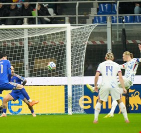 هالاند يقود النرويج إلى كأس العالم بفوز عريض على إيطاليا في ميلانو