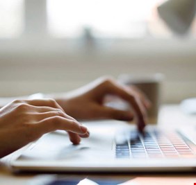 هل تكتب كثيرا؟.. إليك 3 تمارين لتخفيف تيبّس اليدين