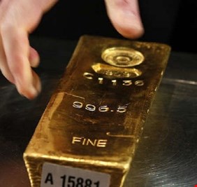 الذهب يواصل انخفاضه تحت تأثير قوة الدولار