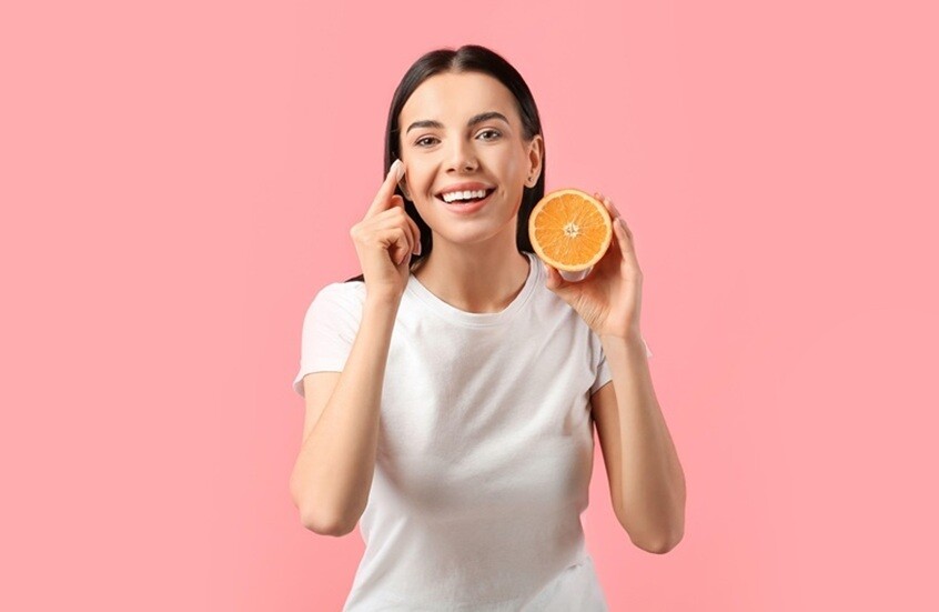 فيتامين C للبشرة: فوائده وطرق الحصول عليه بأمان