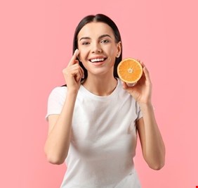 فيتامين C للبشرة: فوائده وطرق الحصول عليه بأمان