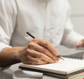 موظف يتهم مديرته بإجباره على إنجاز واجبات ابنها خلال ساعات العمل