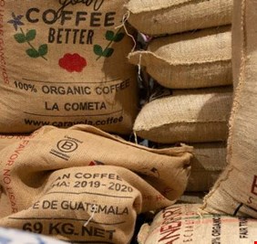 انخفاض أسعار البن عالمياً بعد إلغاء ترامب الرسوم الجمركية على البرازيل