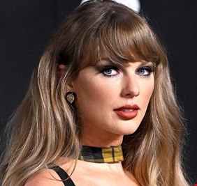 لماذا سافرت تايلور سويفت سرا إلى لندن؟