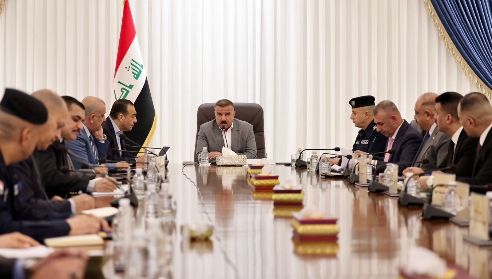 خلال استماعه لإيجاز وكالة الاستخبارات والتحقيقات الاتحادية.. وزير الداخلية يشدد على تفعيل الجهد الاستخباراتي في تطبيق الأمن المناطقي