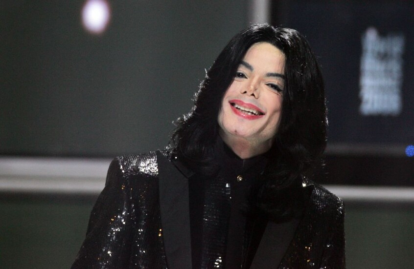 بعد 16 عاما على رحيله.. تشريح جثة مايكل جاكسون يكشف أسرارا صادمة