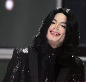 بعد 16 عاما على رحيله.. تشريح جثة مايكل جاكسون يكشف أسرارا صادمة