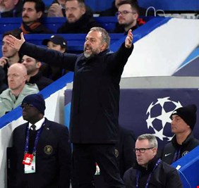 الغضب الأشد منذ وصوله برشلونة.. فليك ينتفض ضد لاعبيه في غرفة الملابس