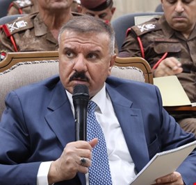 مؤكداً أن الوزارة تفخر بإنجازاتهم.. وزير الداخلية يستمع إلى الإيجاز الخاص بقيادة قوات الحدود