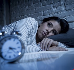 لماذا لا يستطيع البعض إيقاف التفكير ليلا؟