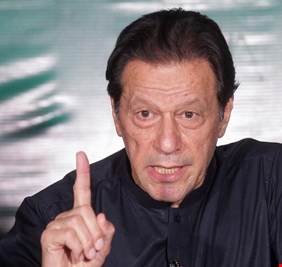 الشارع الباكستاني يحتج: أين اختفى عمران خان؟