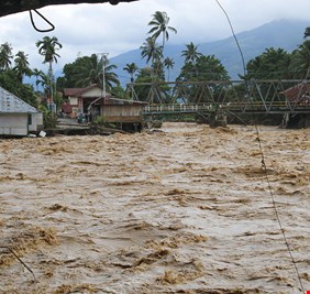 ارتفاع حصيلة ضحايا الفيضانات في إندونيسيا إلى نحو 600 قتيل