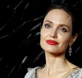 بطلة على حافة الخطر.. أنجلينا جولي تعود للإثارة في 