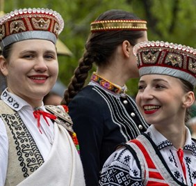 زوج للإيجار .. دولة أوروبية تواجه أزمة بسبب 