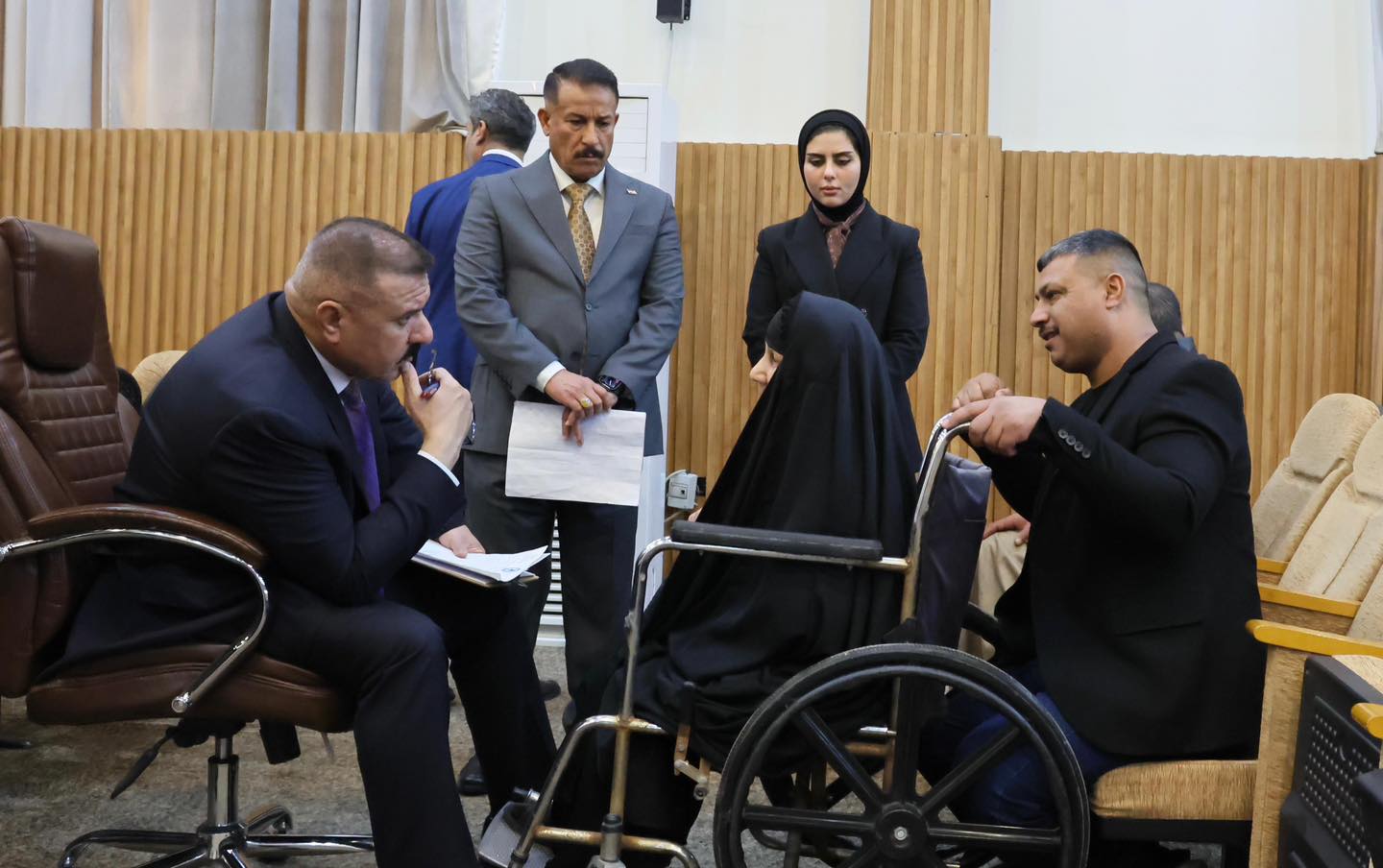 مؤكداً على الاهتمام بالحالات الإنسانية… وزير الداخلية عبد الأمير الشمري يلتقي مجموعة من أسر الشهداء والجرحى والمواطنين والمنتسبين