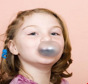 ابتلاع العلكة!.. ماذا يحدث لجسمك؟