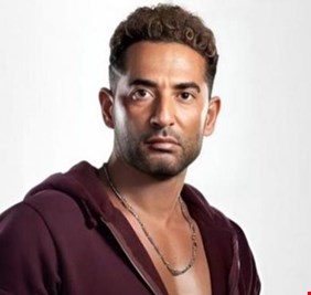 مجنونة عمرو سعد.. تلاحقه حتى المنزل وتعهد رسمي بعدم التعرض