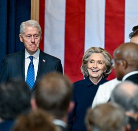 الجمهوريون يهددون عائلة كلينتون بتهمة ازدراء الكونغرس