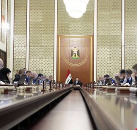 الحكومة تتخذ قرارات بشأن رواتب الموظفين والايفادات