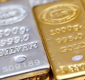 الذهب يقترب من مستوى قياسي جديد والفضة تسجل ذروة تاريخية